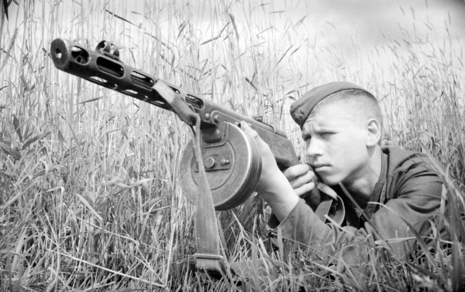 Автоматчик. Автоматчик РККА 1941. Солдат СССР С ППШ. Автоматчик Великая Отечественная война 1941-1945. Солдаты РККА автоматчик.