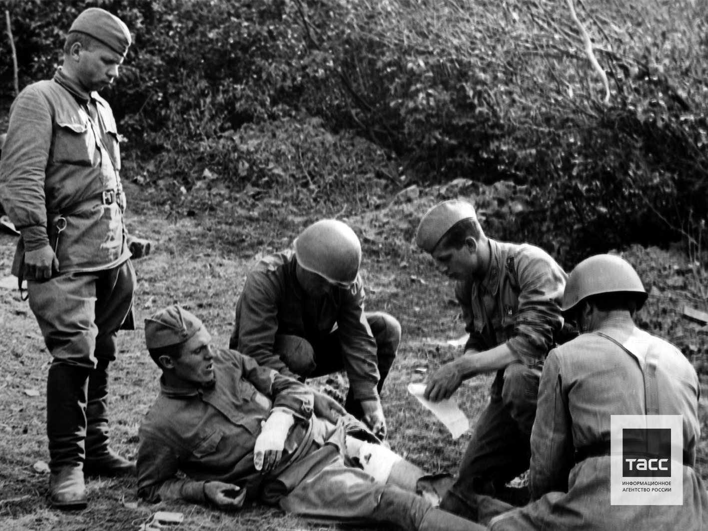 Раненый дорого. Раненый Советский солдат.