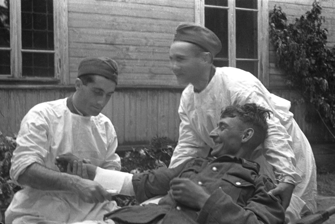 Солдат госпиталь. Госпиталь военный 1941-1945 раненые. Военный госпиталь 1944 СССР. Военный госпиталь полевой 1942. Раненные на войне в госпитале 1941.