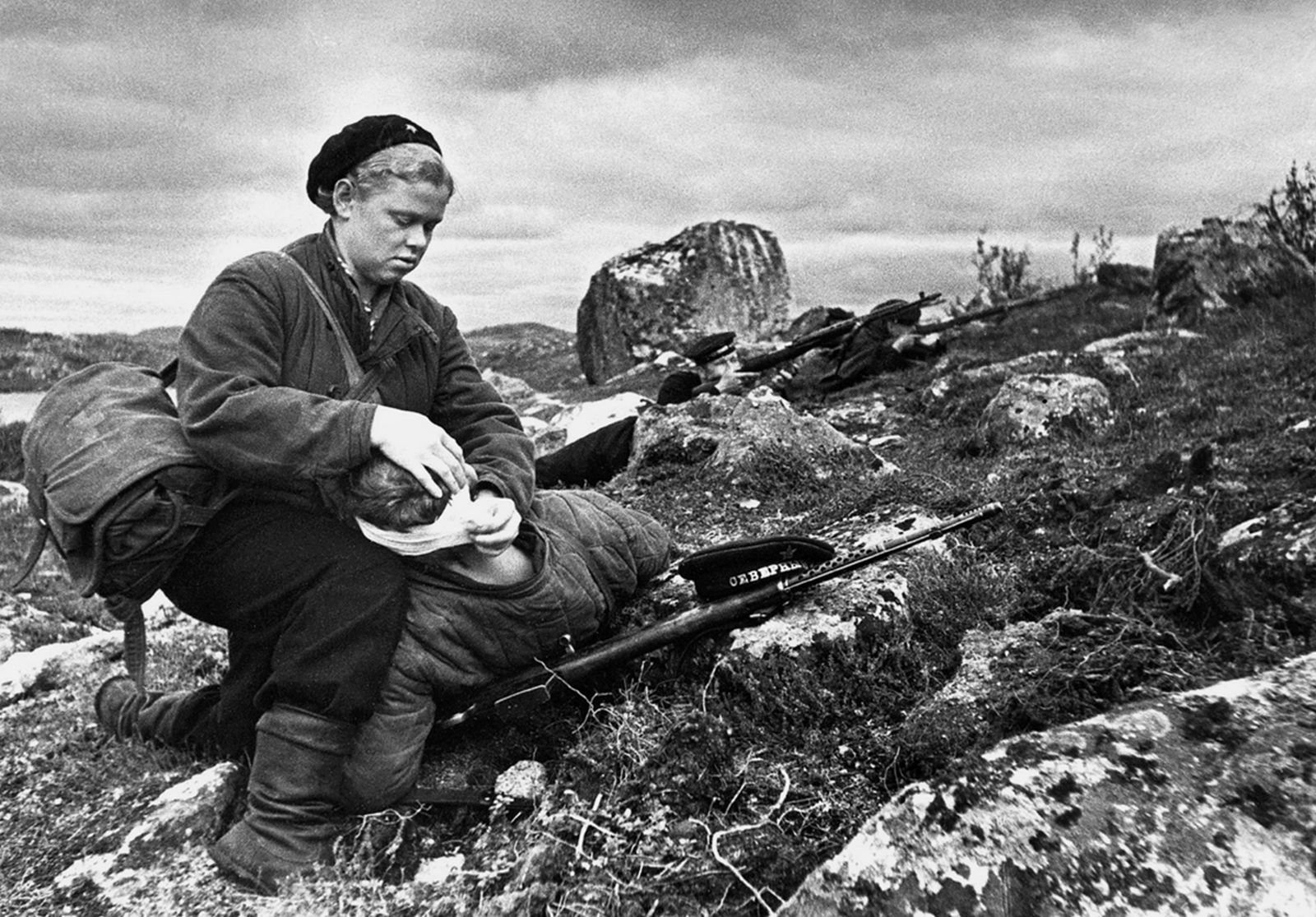 Взгляды на великую отечественную войну. Бой санинструктор в ВОВ 1941-1945. Санинструктор в годы ВОВ. Халдей оборона Заполярья.