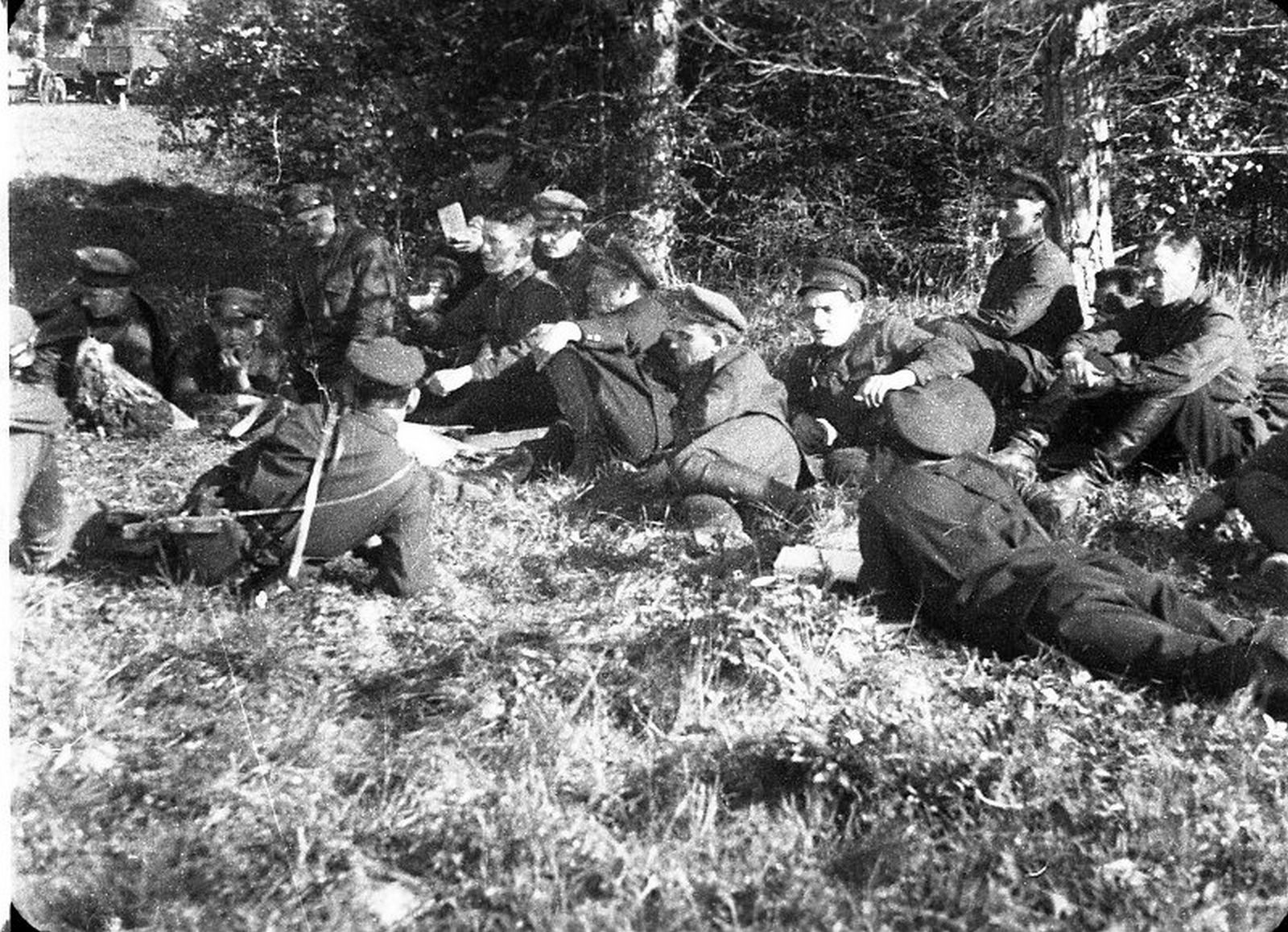 Советские солдаты на привале