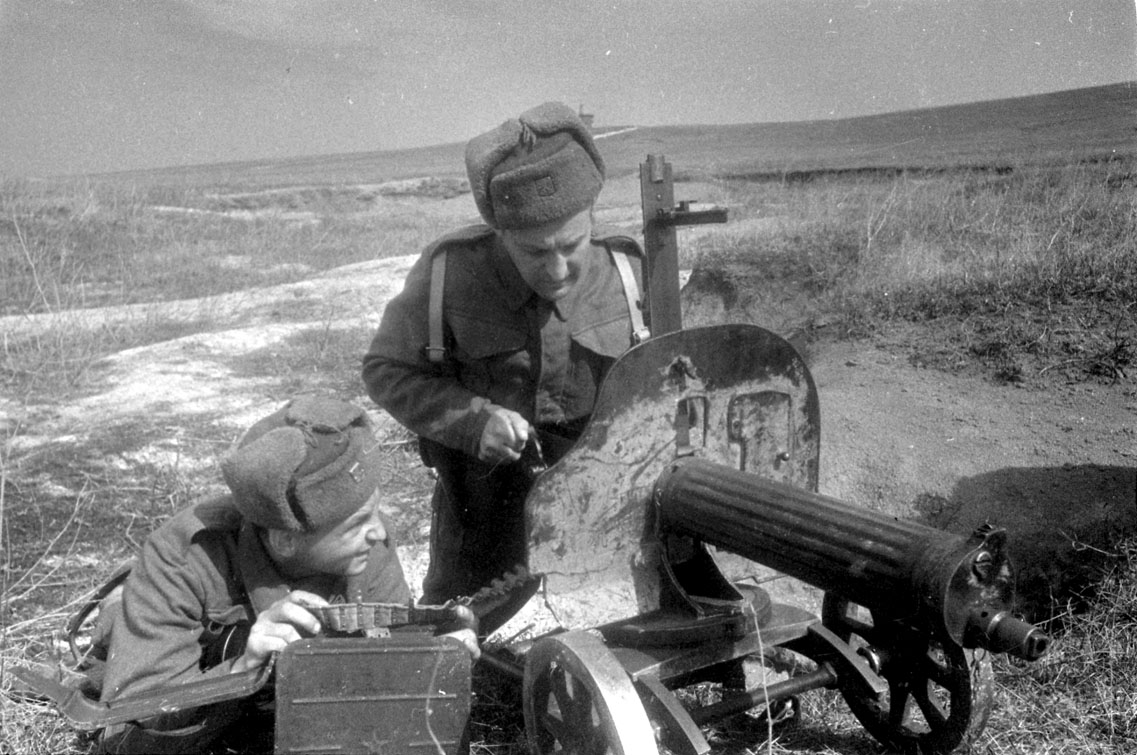 Солдат обслуживающий пулемет. Пулемет Максим 1910. Пулемет Максим на Украине. Зенитный пулеметчик Тихон. Наводчик зенитного пулемёта.