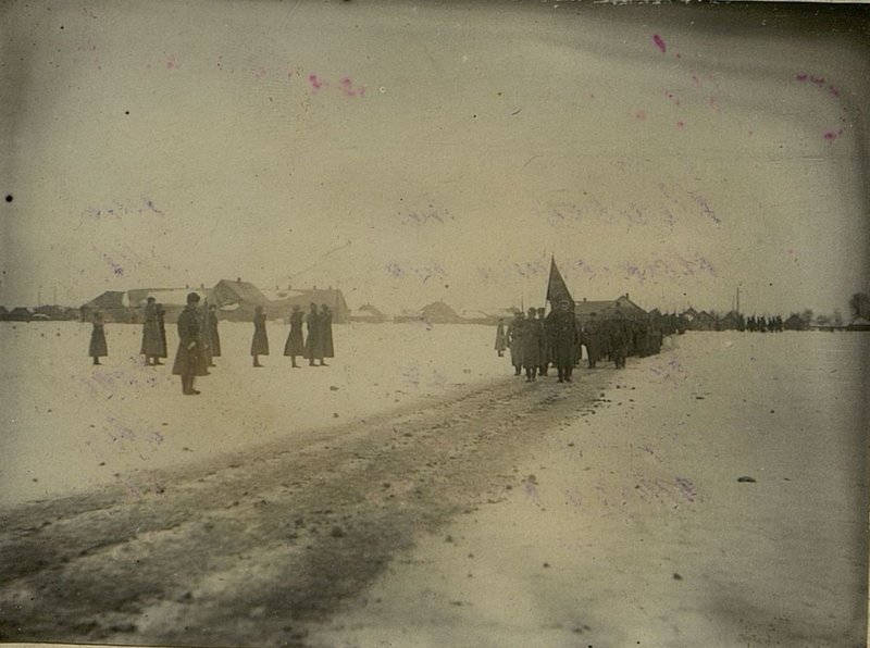 Фотография: Прохождение торжественным маршем части капитана Виноградова после вручения Знамя части