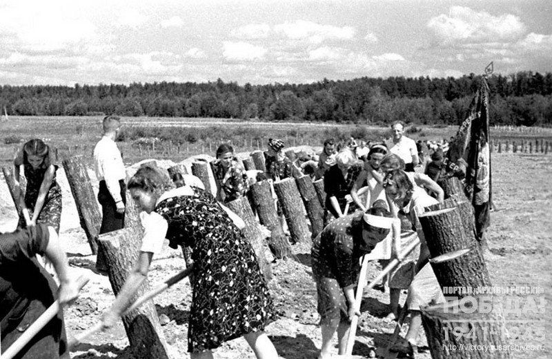 Участники строительства деревянных противотанковых оборонительных сооружений на подступах к Москве