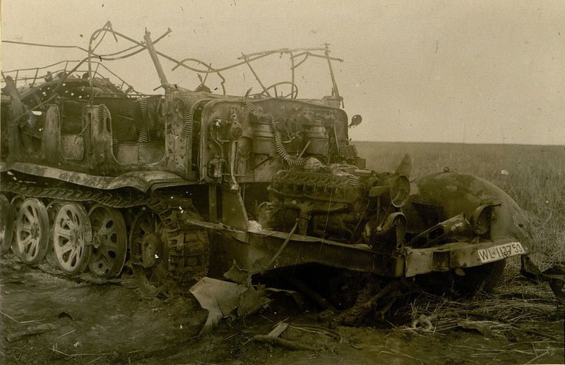 Фотография: Немецкий тягач, разбитый и сожженный огнем 2-ой батареи 496 ГАП 12 АД РГК 15.7.43 г.