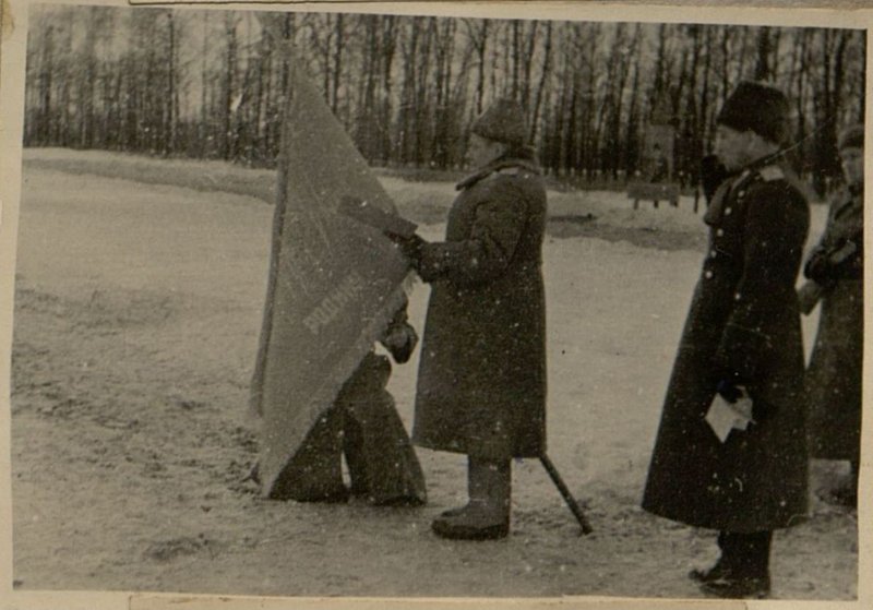 Фотография: Вручение Красного Знамени
