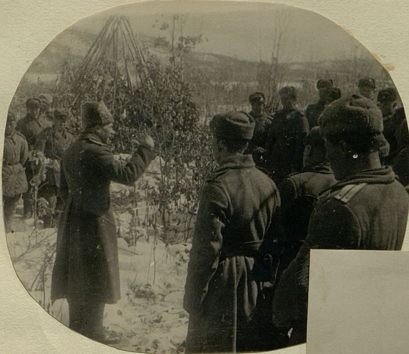 Фотография: Начальник политотдела полковник Игнатьев выступает на митинге