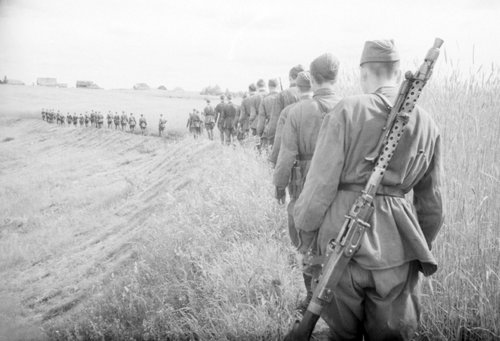 Разведчики под командованием орденоносца , коммуниста, младшего лейтенанта М.И.Громова идут на выполнение боевого задания