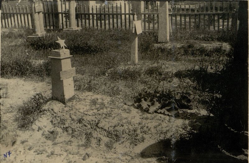Фотография: Памятник младшему лейтенанту Кесареву М.И., г. Добруш, территория фабрики "Герой Труда"