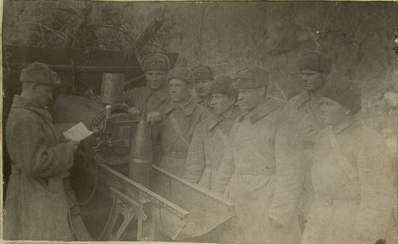 Фотография: Командирр взвода 5 батареи лейтенант орденоносец Рябцев Д.Е. готовит расчет старшего сержанта Яковлева к предстоящему бою под Новороссийском.
