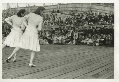 Концерт для бойцов. Северный флот. 1942 г.