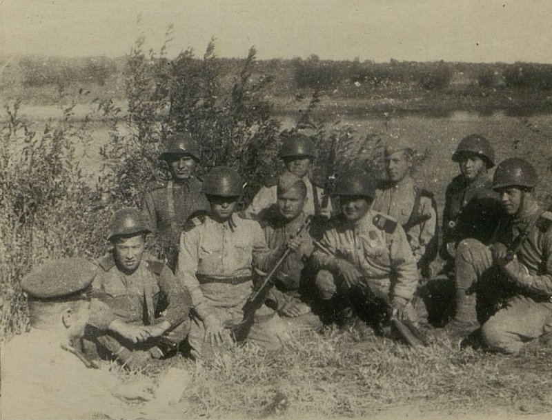 Image: The Komsomol organizer of the 31st separate machine-gun and artillery battalion, senior sergeant Patutinsky, instructs the Komsomol organizers "The work of the Communist Youth Union of the active in battle"