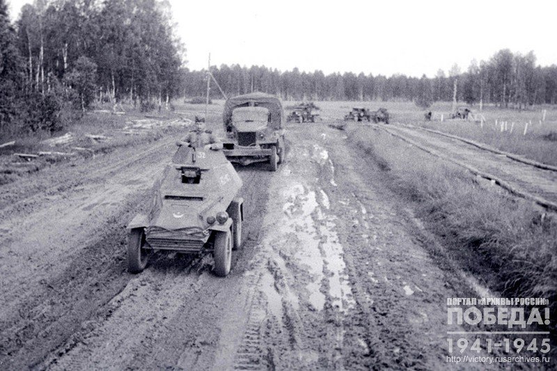 Подвозка боеприпасов к переднему краю обороны Западного фронта под охраной бронемашины