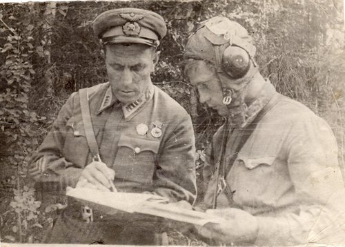 Командир 10 смешанной авиационной дивизии полковник Белов Н.Г. ставит задачу лётчику.  Полевой аэродром в районе г. Смоленска, июль 1941 г.