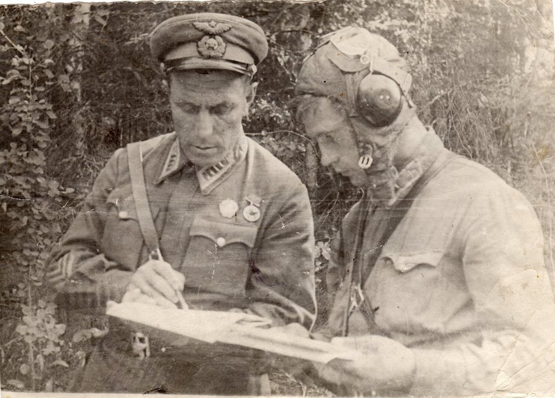 Командир 10 смешанной авиационной дивизии полковник Белов Н.Г. ставит задачу лётчику.  Полевой аэродром в районе г. Смоленска, июль 1941 г.