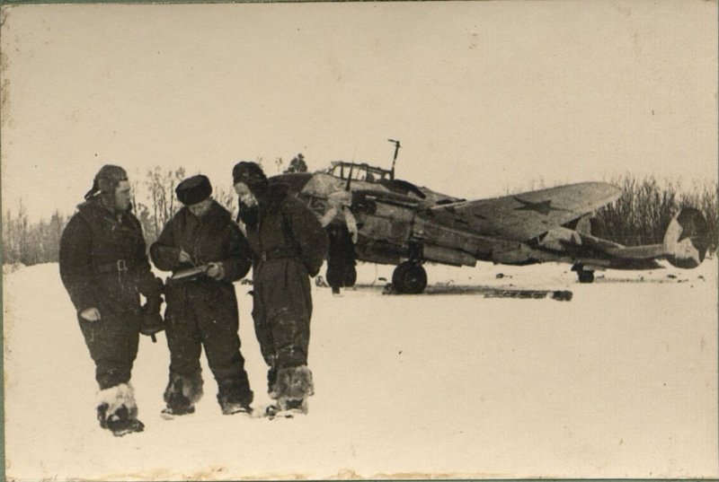 Фотография: Летчики-орденоносцы: Леонтьев, Иванов и Артемьев перед вылетом