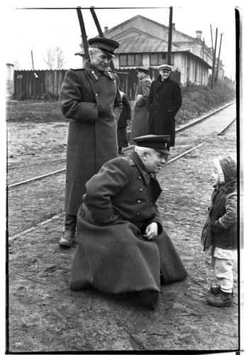 Член Военного Совета 1-го Украинского фронта генерал-лейтенант Н.С. Хрущев беседует с ребенком в пригороде освобожденного Киева