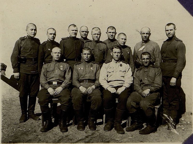 Фотография: Один из лучших взводов-телефонистов батальона старшины Какичева (сидит в центре)
