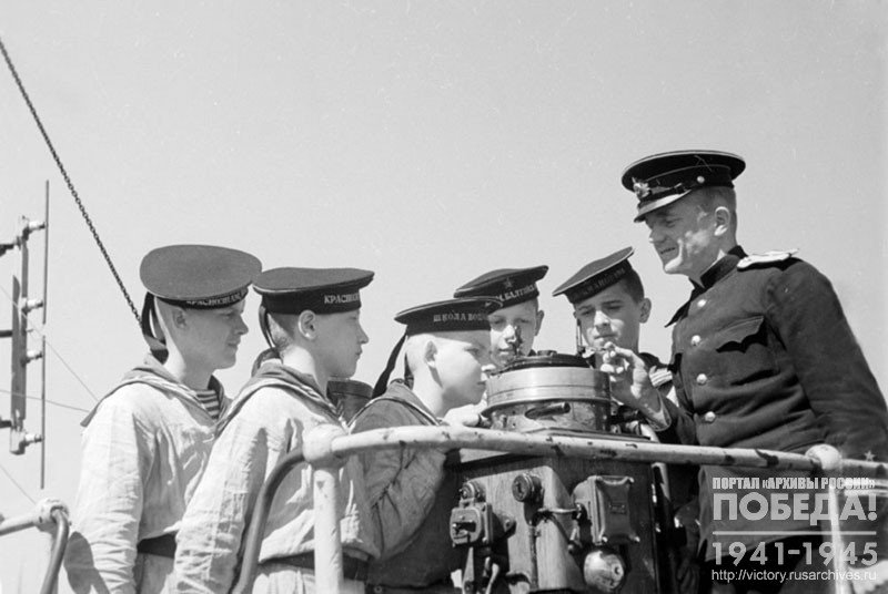 Instructor of the school of ship's boatswains and sea cadets Lieutenant S. Burov conducts a class with a group of cadets