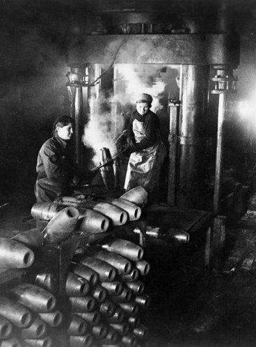 Женщины в цехе завода изготавливают снаряды. Ленинград, 1942 г.
