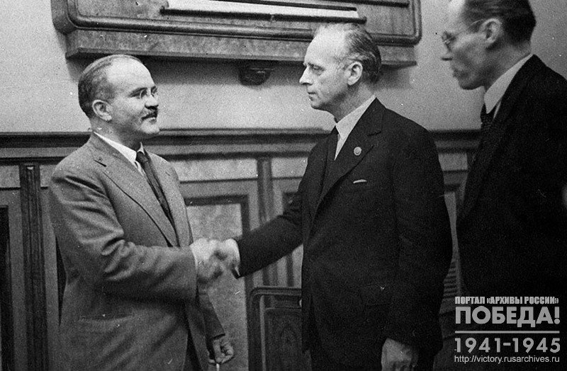 Министр иностранных дел Германии Иоахим фон Риббентроп и Нарком иностранных дел СССР В.М. Молотов обмениваются рукопожатием после подписания договора о дружбе и границе между СССР и Германией