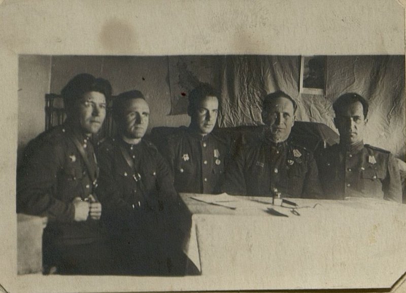 Фотография: Совещание заместителей комбатов по политической части (слева) капитан Богданов, майор Уткин, майор Сидоров, подполковник Нестеров, капитан Коледа
