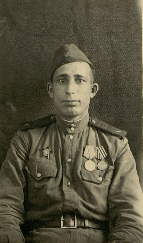 Фотография: Сержант Хакимзян Хасанович Хасанов, ветеран части, коммунист