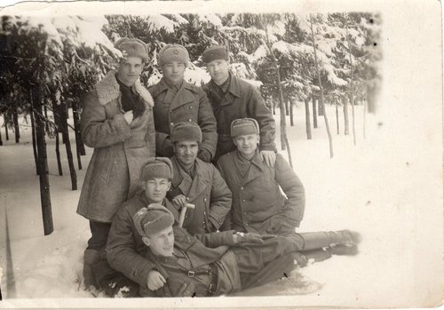 Полковник политотдела 62 Брест-Литовского укреплённого района, участник боёв в районе г. Бреста в июне 1941 г. Кокин Ф.Л. (2-й слева с тросточкой). Свердловская область, март 1943 г.