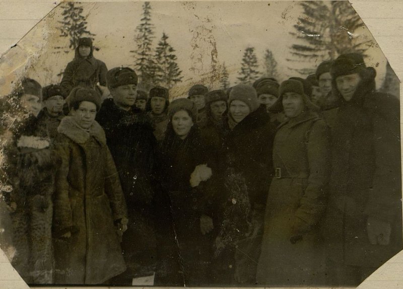 Фотография: В феврале 1942 года полк посетила делегация трудящихся Молотовской области