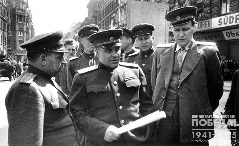 Первый комендант Берлина генерал-полковник Н.Э. Берзарин (в центре) среди офицеров на улицах города