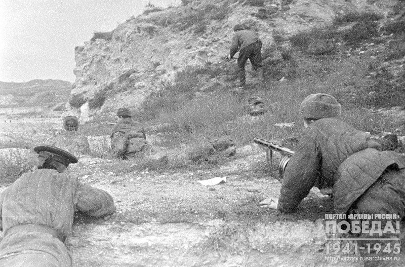 Soldiers of the Captain S. Hayrapetyan’s unit are fighting with the enemy on the beach. Kerch Peninsula, 1944