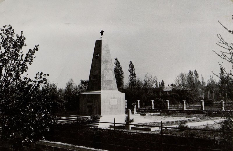 Image: City of Gardony. Monument-monument at the military cemetery