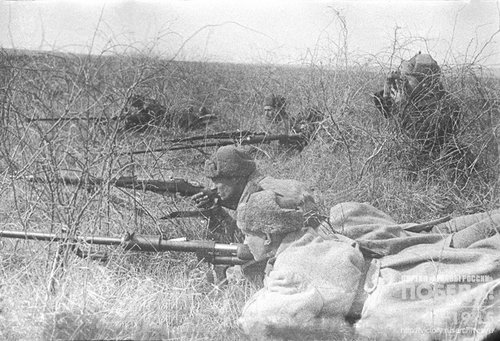 Расчеты противотанковых ружей под командованием младшего лейтенанта К.Н. Элизабиршвили отражают танковую атаку противника в районе Керченского полуострова. Керченский п-ов, 1944 г.