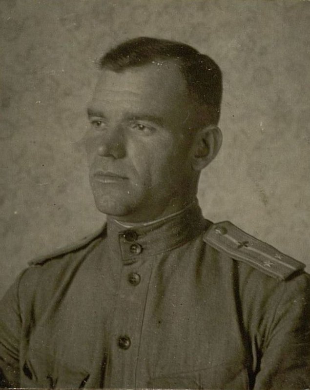 Фотография: Начальник мастерской лейтенант Дохненко