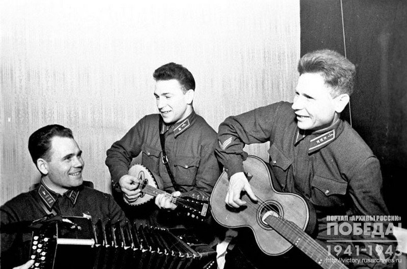 Командир авиачасти орденоносец, подполковник Г. Когрушев, лейтенант В. Сивантьев и старший лейтенант Б. Белов в санатории летчиков