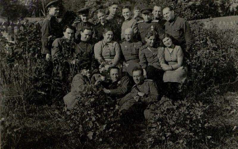 Фотография: Группа кинешемских артистов с командованием бригады