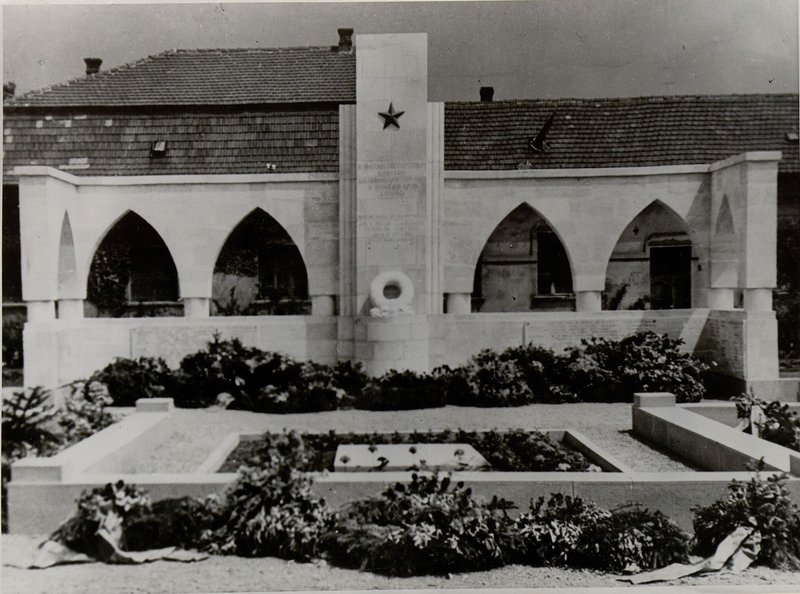 Image: Monument at a separate mass grave (Kishpest district, Petofi-Ter square)