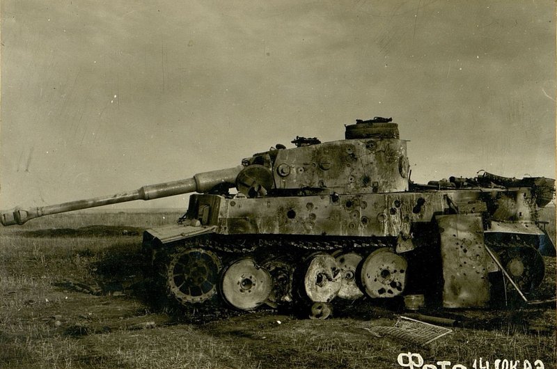 Фотография: Немецкий танк "Тигр", разбитый артиллерией 2 истребительной дивизии в районе Теплое