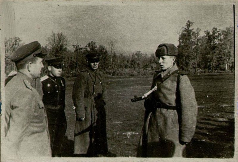 Image: Conversation of the head of the political department. 12th Rifle Division of Colonel Comrade Basov with the Red Army soldiers