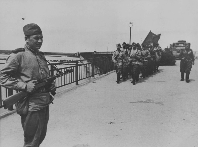 Soviet soldiers at the bridge over the river in Manchuria