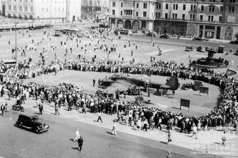 Москвичи на площади Свердлова осматривают сбитый над столицей немецкий самолет