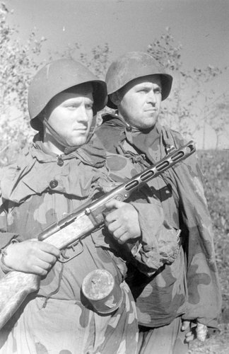 Отличные разведчики: комсомолец А. Венков и А. Галактионов