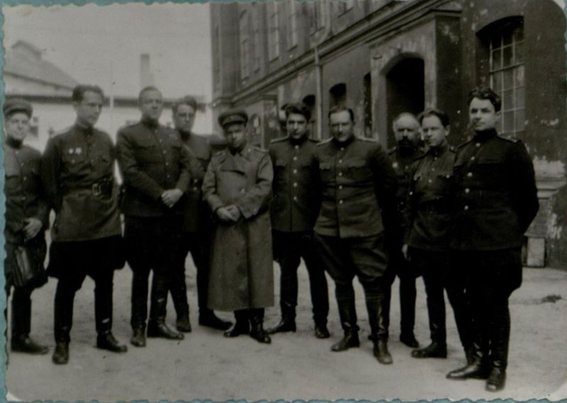 Фотография: На совещании работников санслужбы армии. На фото: член Военного Совета генерал-лейтенант Козлов, начальник санитарной службы фронта генерал-майор Устимов фронтовой хирург генерал майор Ахутин, член военного Совета генерал-майор Чернышев, начальник санитарной службы армии полковник Буков, его заместитель по полит-части подполковник Верховых, армейский хирург подполковник Стручков