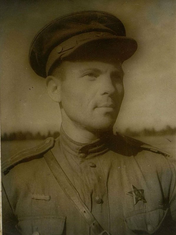 Фотография: Командир 1-й минометной роты капитан товарищ Михайличенко, награжденный орденом "Красной Звезды"
