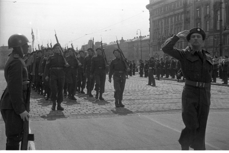 «Парад союзных войск в Вене, приуроченный к годовщине освобождения города.»