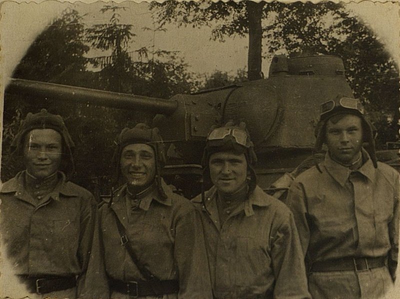 Image: Senior Lieutenant Grachev with the crew at his tank