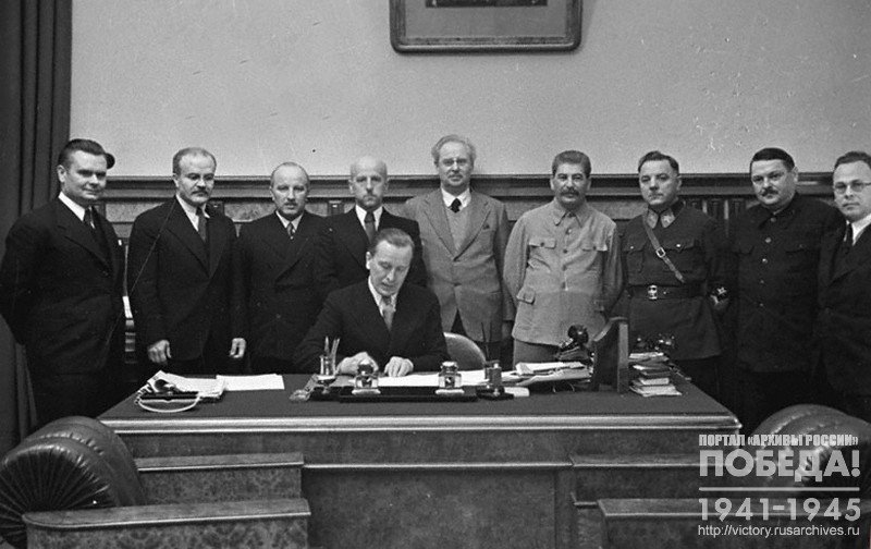 Подписание министром иностранных дел Литвы Ю. Урбшиком советско-литовского договора о передаче Литовской республике г. Вильно и Виленской области. Присутствуют: И.В. Сталин, В.М. Молотов, В.П. Потемкин, К.Е. Ворошилов, А.А. Жданов