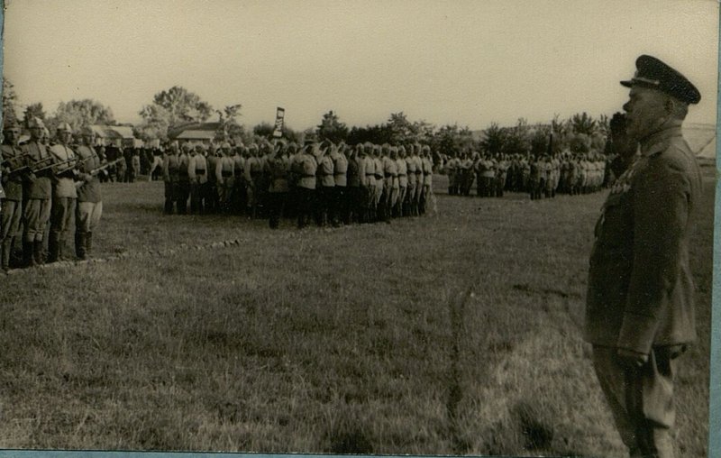 Фотография: Парад частей армии на месте боев на Сандомирском плацдарме