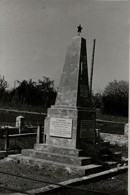 Фотография: д. Фелчут. Памятник на братской могиле