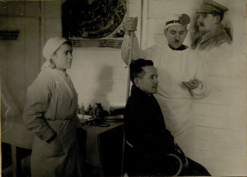Фотография: В госпитале имеются врачи всех специальностей. Отоларинголог т. Паращенко исследует больного